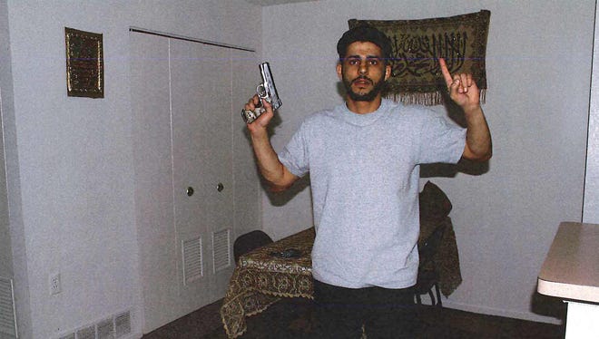 Federal prosecutors found a photo of Yousef Ramadan posing in a similar fashion to that of Islamic State fighters.