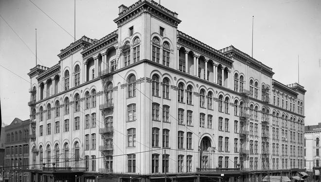 At the Hotel Cadillac Cafe in the original Hotel Cadillac, seen in 1907, dinner typically began with consomme, then fish, beef, turkey, duck, wild game and shrimp, all with sherbet served between meals and many choices of desserts. Waiters dressed in formal wear.