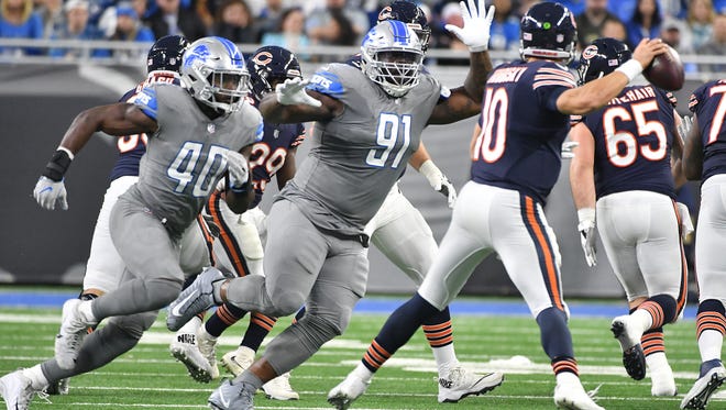Lions' Jarrad Davis and A'Shawn Robinson pressure Bears quarterback Mitchell Trubisky to throw incomplete in the fourth quarter.