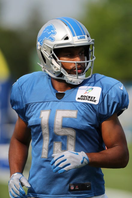 Detroit Lions receiver Golden Tate jogs on the field.