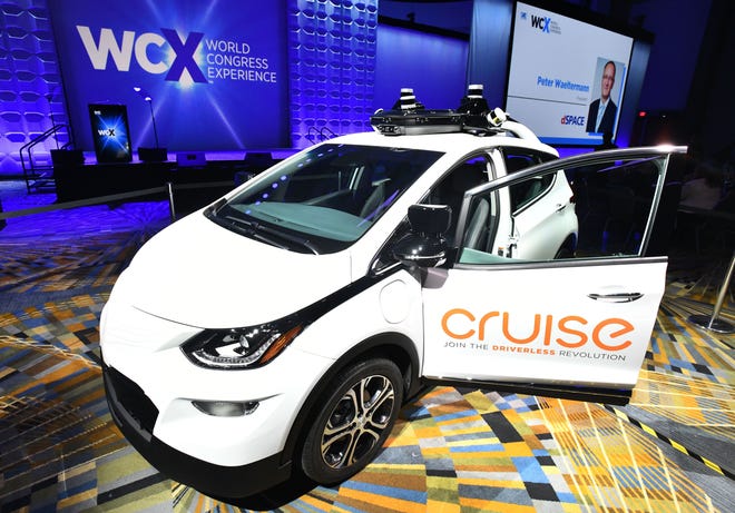 General Motors Co. expects to spend $1 billion on its autonomous-vehicle unit, GM Cruise LLC, a down payment on its Auto 2.0 vision to launch a driverless taxi service next year.