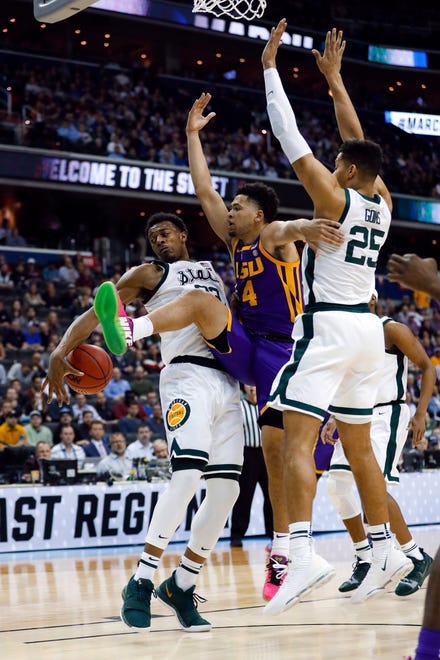 LSU guard Skylar Mays (4) loses control of the ball as he goes up against Michigan State forwards Xavier Tillman (23) and Kenny Goins (25) during the first half.