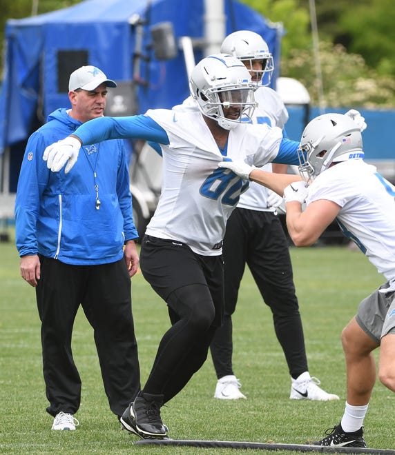 Lions tight ends Michael Roberts and T.J. Hockenson go one-on-one during drills.