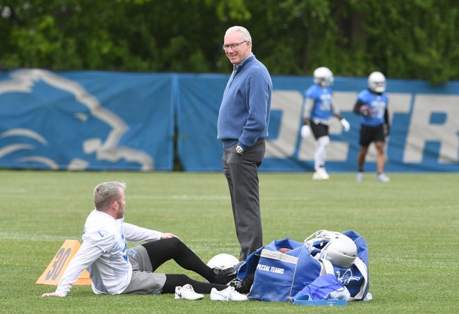 Lions president Rod Wood chats with kicker Matt Prater during a break in the action.
