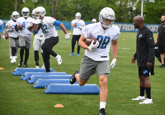 Lions tight end T.J. Hockenson makes his way out of the obstacles during drills.