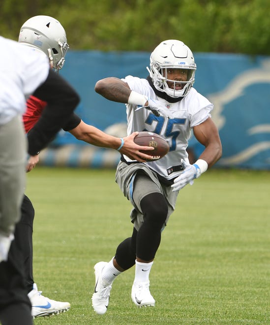 Lions running back Theo Riddick takes the handoff.