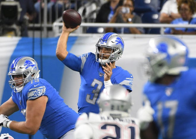Lions quarterback Tom Savage throws in the first quarter.
