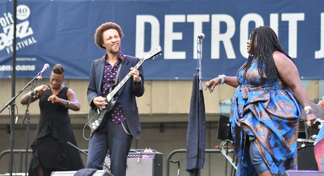 Guitarist Carlton Washington, left, plays with Thornetta Davis.