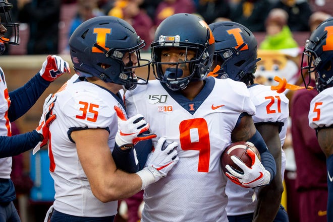 Illinois linebacker Dele Harding (9) has three interceptions this season, including two returned for touchdowns.