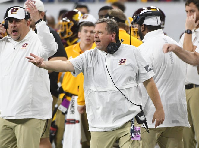 Central Michigan head coach Jim McElwain disagrees with a ref's call in the second quarter.