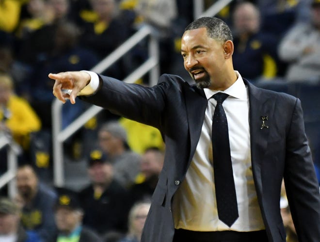 Michigan head coach Juwan Howard calls out to his players in the first half.