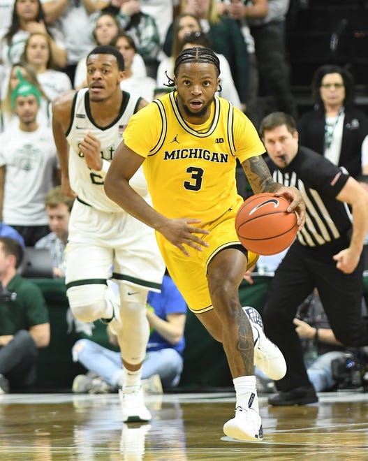 Michigan's Zavier Simpson brings the ball up court in the second half.