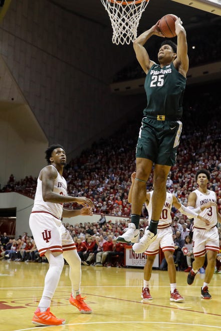 Michigan State forward Malik Hall (25) goes up for a dunk in front of Indiana forward De'Ron Davis (20) in the second half.