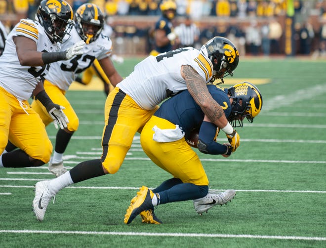 16. Atlanta Falcons — A.J. Epenesa, DE, Iowa: The Falcons’ pass rush continues to be dismal, ranking in the bottom five in sacks and pressure rate. Epenesa isn’t a speed-rush guy; a bigger-bodied rusher with heavy hands should be a nice change of pace from Atlanta’s current speed-rush setup.