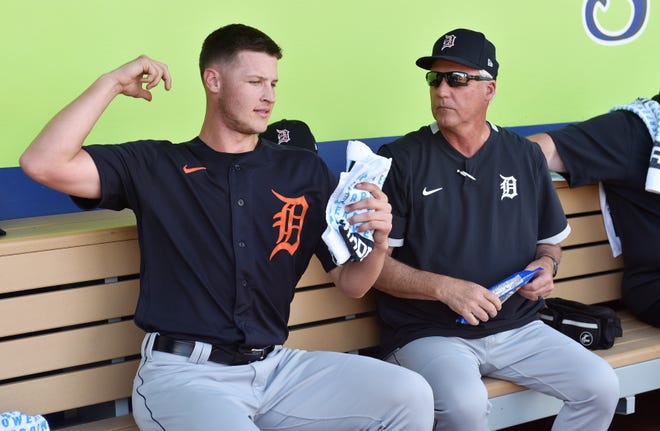 From left, Tigers non-roster pitcher Matt Mannng talks with pitching coach Rick Anderson in the third inning.