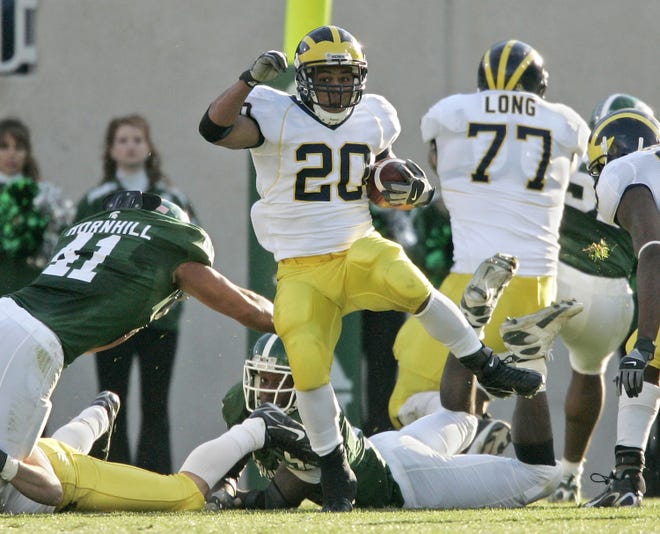 RUNNING BACK – Mike Hart, 2004-07: Michigan’s all-time leading rusher started as a freshman in 2004 and finished his career with 5,040 yards rushing. Hart was an extra-effort back who also excelled in pass protection. He was Big Ten Freshman of the Year and a three-time first-team All-Big Ten selection. As a junior he finished fifth in Heisman Trophy balloting. Hart leads Michigan with three games of 200 yards or more rushing.