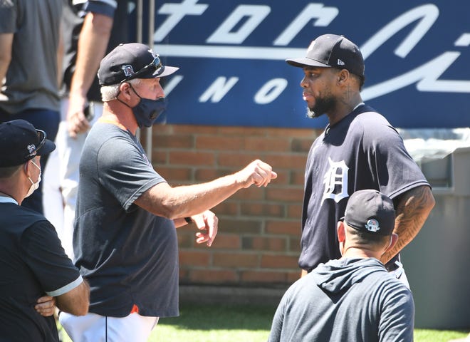 Pitching coach Rick Anderson talks with pitcher José Cisnero.