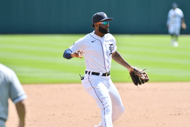 Tigers shortstop Niko Goodrum holds onto the ball on a fielder's choice in the fifth inning as the White Sox load the bases.