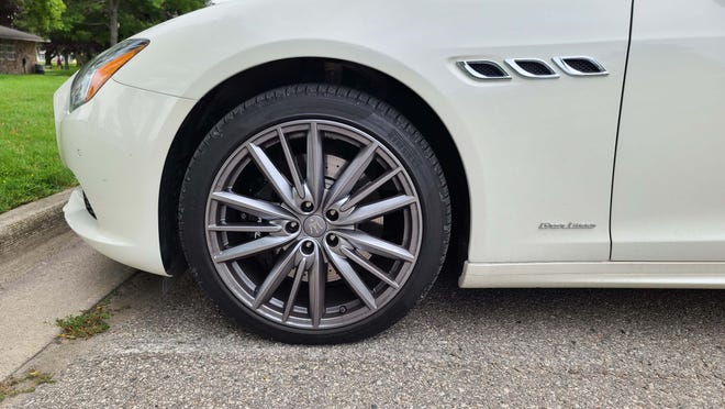 Big 20-inch wheels are available on the 2020 Maserati Quattroporte S Q4.