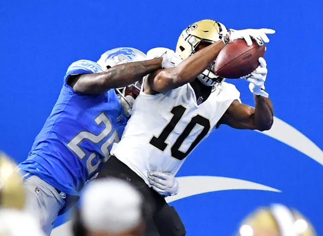 Lions' Darryl Roberts (29) defends a touchdown catch by Saints' Tre'Quan Smith (10) in the second quarter.