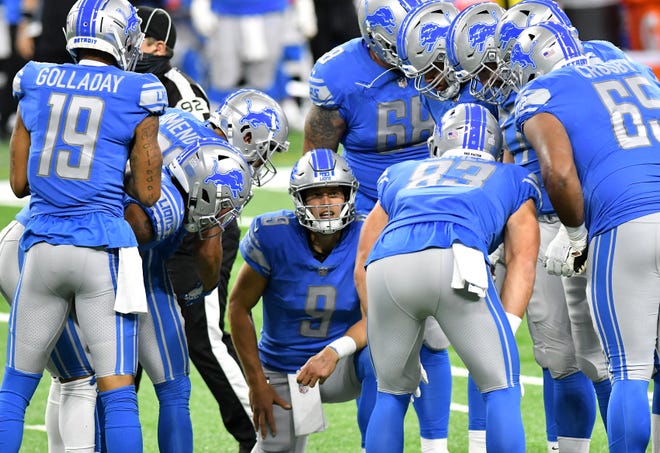 Lions quarterback Matthew Stafford (9) huddles with offense in the first half.
