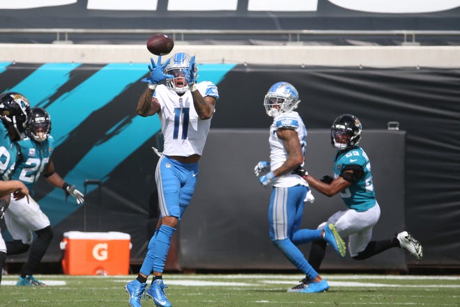 Lions wide receiver Marvin Jones Jr. (11) makes a reception during the first half.