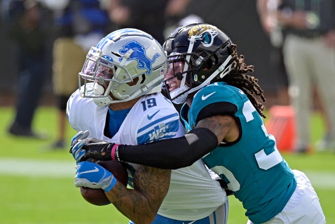 Lions wide receiver Kenny Golladay, left, makes a reception against Jaguars cornerback Sidney Jones during the first half.