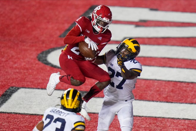 Rutgers' Aron Cruickshank (2) catches a pass for a touchdown in front of Michigan's Hunter Reynolds (27) during the second half.