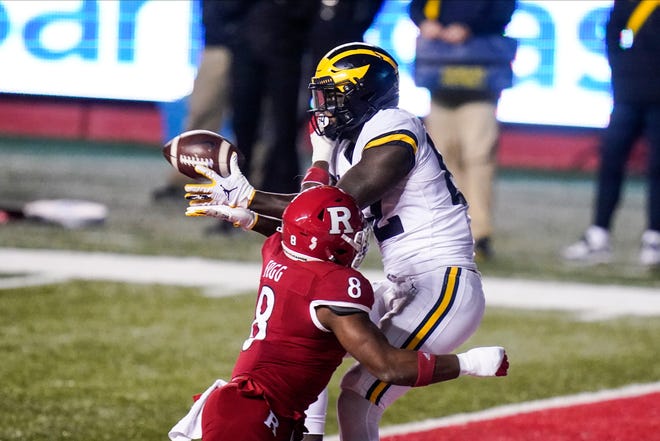 Michigan's Nick Eubanks catches a pass for a touchdown in front of Rutgers' Tyshon Fogg during the second half.