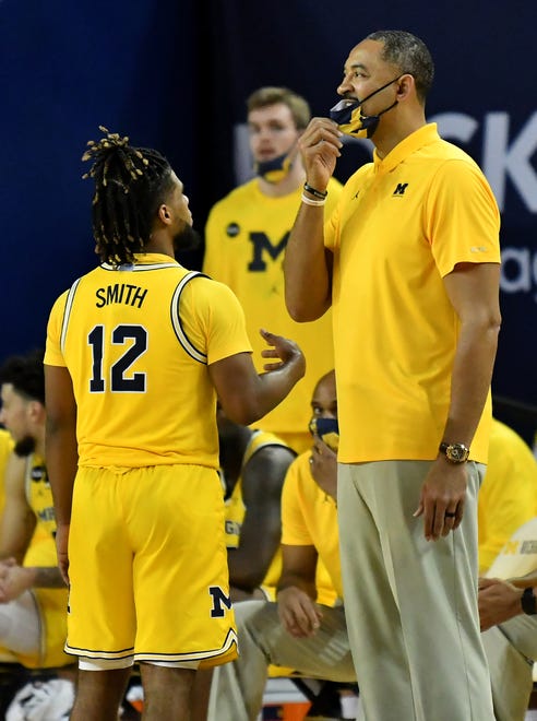 Michigan head coach Juwan Howard talks with guard Mike Smith (12) in the second half at Crisler Center in Ann Arbor.