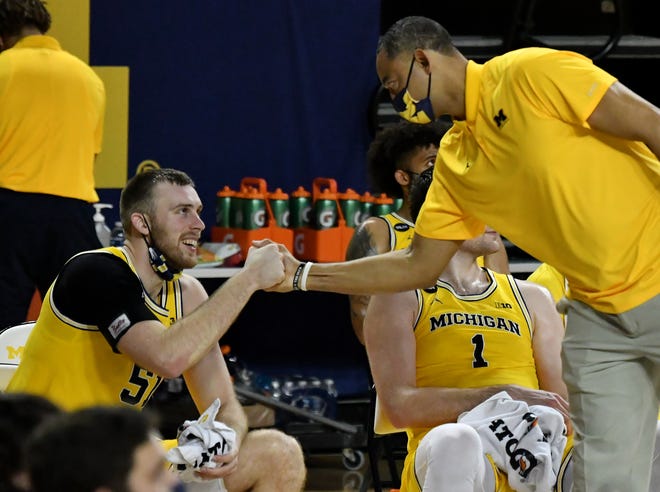 Michigan head coach Juwan Howard talks with forward Austin Davis (51) after he exits the game in the second half.  Michigan vs Wisconsin at Crisler Center in Ann Arbor, Mich. on Jan. 12, 2021.  Michigan wins, 77-54.