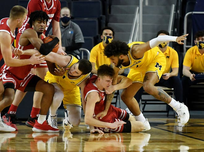 From left, Wisconsin forward Aleem Ford (2), Michigan center Hunter Dickinson (1), Wisconsin forward Tyler Wahl (5) and Michigan forward Isaiah Livers (2) battle for the ball in the second half.