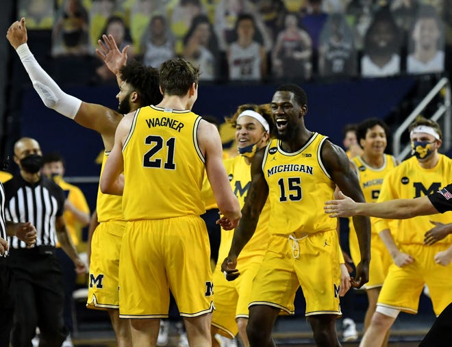 Michigan's Franz Wagner (21) and Chaundee Brown (15) react in the second half.