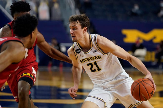 Michigan guard Franz Wagner (21) drives during the second half.