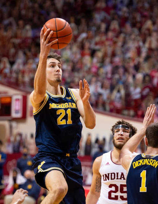 Michigan guard Franz Wagner (21) drives to the basket during the first half.