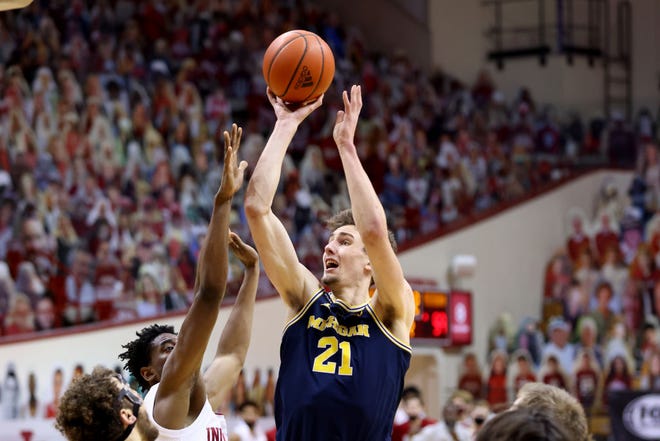 Franz Wagner (21) of the Michigan Wolverines shoots the ball during the second half.