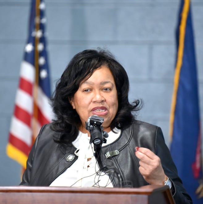 Pontiac Mayor Dierdre Waterman addresses the media at the April 2 press conference.