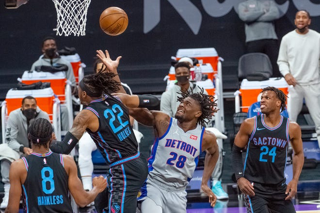 Sacramento Kings center Richaun Holmes (22) and Detroit Pistons center Isaiah Stewart (28) reach for a rebound during the first quarter of an NBA basketball game in Sacramento, Calif., Thursday, April 8, 2021.