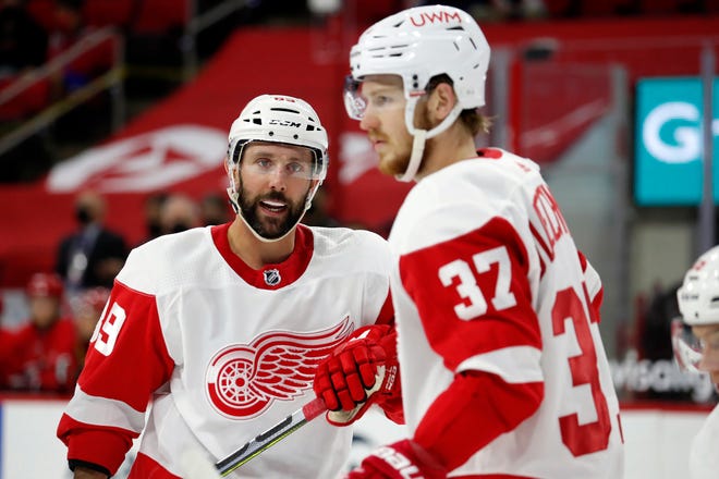 Detroit Red Wings' Sam Gagner (89) speaks with teammate Evgeny Svechnikov (37) during the second period.