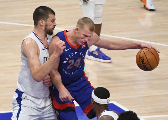 Clippers' Ivica Zubac batttles with Pistons' Mason Plumlee in the third quarter.