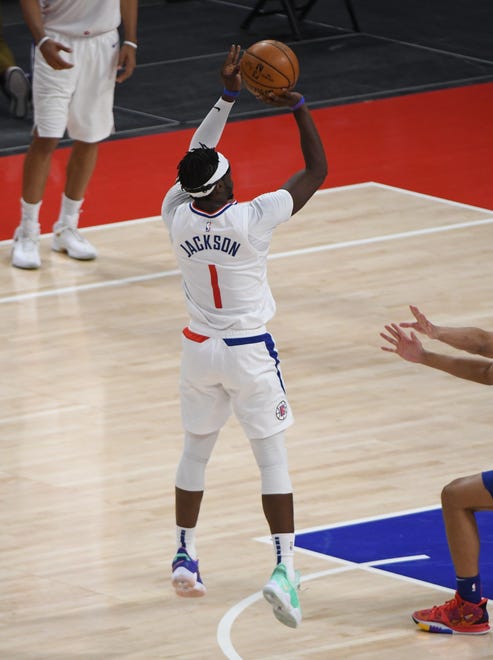 With 19 seconds to go and the game tied, L.A. Clippers' Reggie Jackson goes down the floor and puts up a short two pointer to win the game late in the fourth quarter.