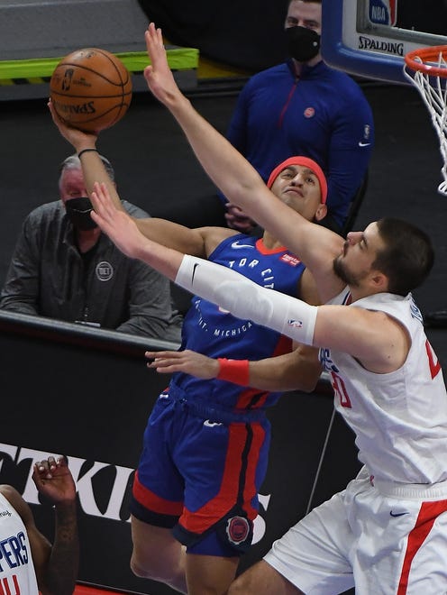 Pistons' Grant Jackson drives on Clippers' Ivica Zubac  n the second quarter.