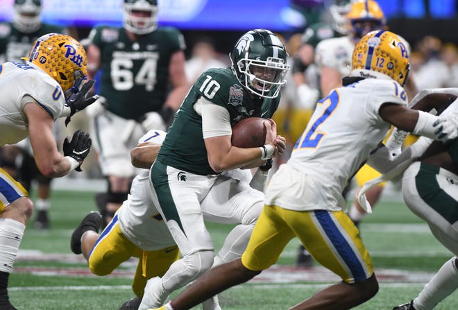 Michigan State quarterback Payton Thorne breaks out of the pocket and picks up a first down in the first quarter.