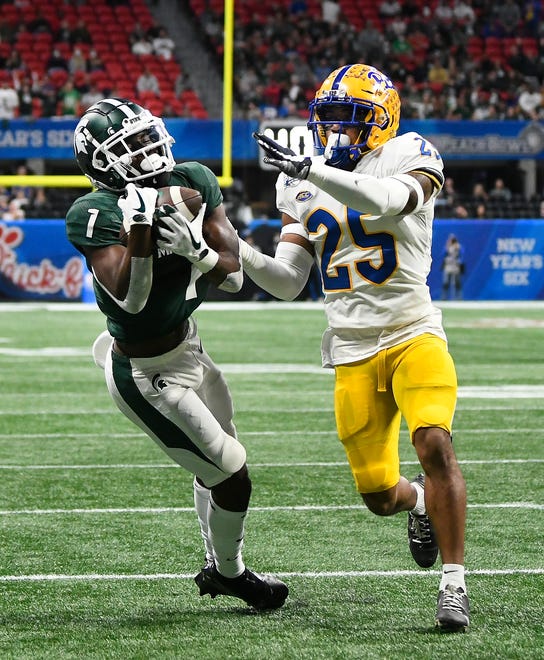 Michigan State’s Jayden Reed pulls down a long touchdown reception in front of Pitt’s A.J. Woods on State’s first drive in the first quarter.